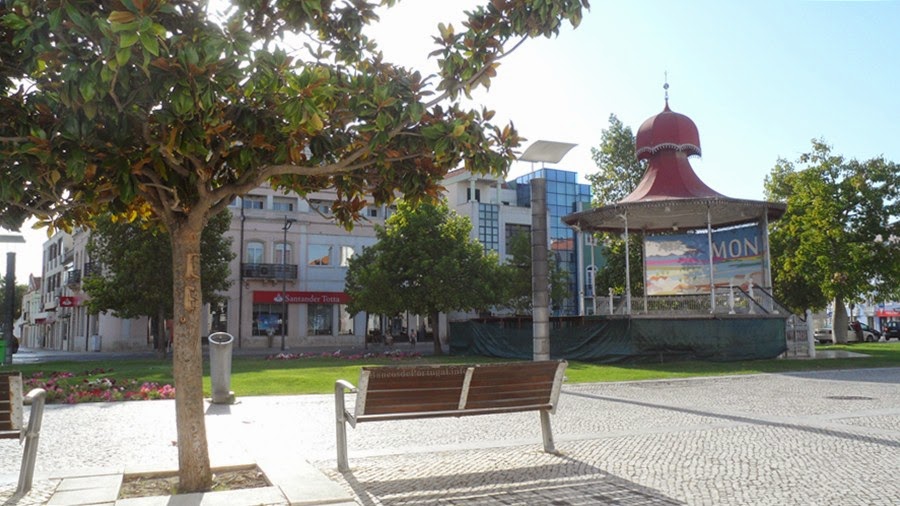 Agência do Banco Santander Totta na Praça da Republica no Montijo