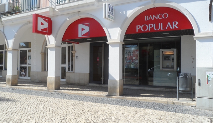 Balcão do banco Popular no Algarve em Portugal
