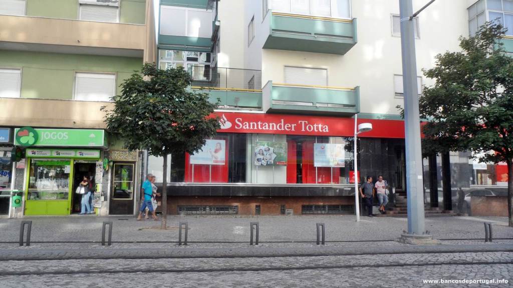 Banco Santander Totta no Laranjeiro em Almada