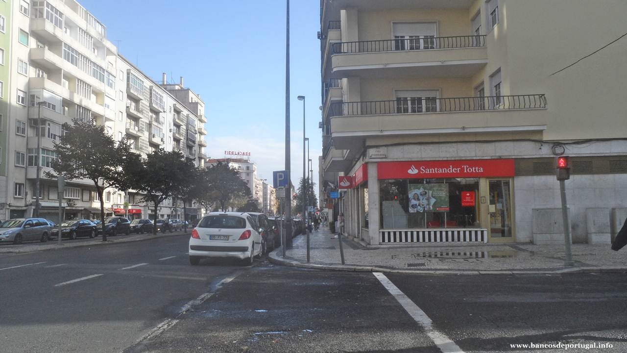 Banco Santander Totta na Av. de Roma 43D em Lisboa