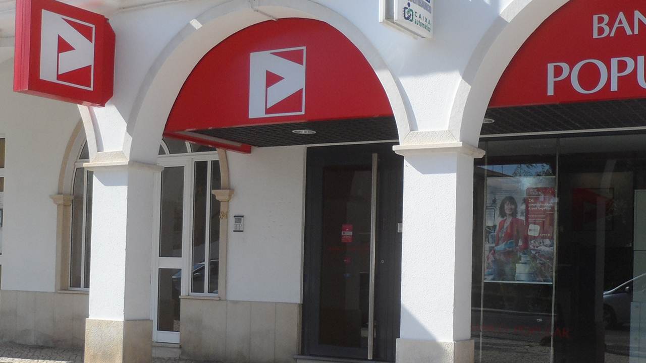 Balcão do Banco Popular na Av. dos Desportos em Valongo