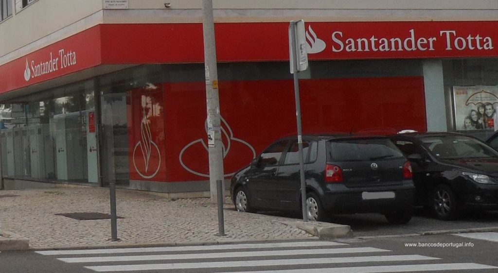 Agência do Banco Santander Totta na av. copacabana em Oeiras Portugal