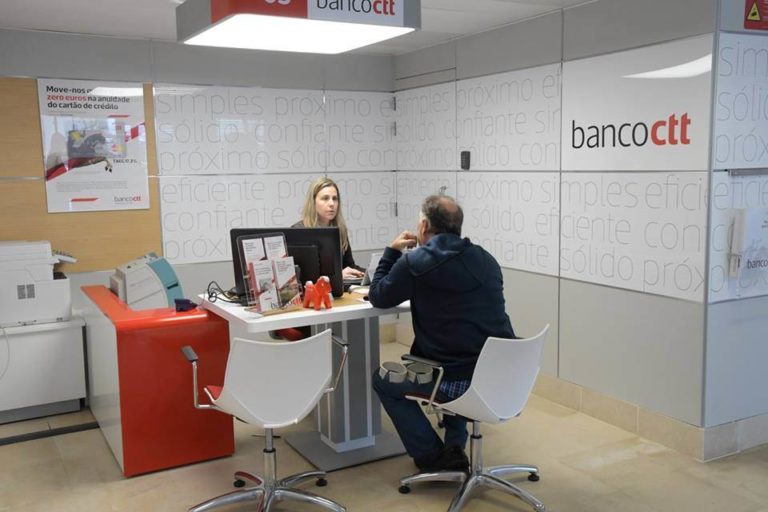 Balcão do Banco CTT na cidade do Montijo em PortugAL