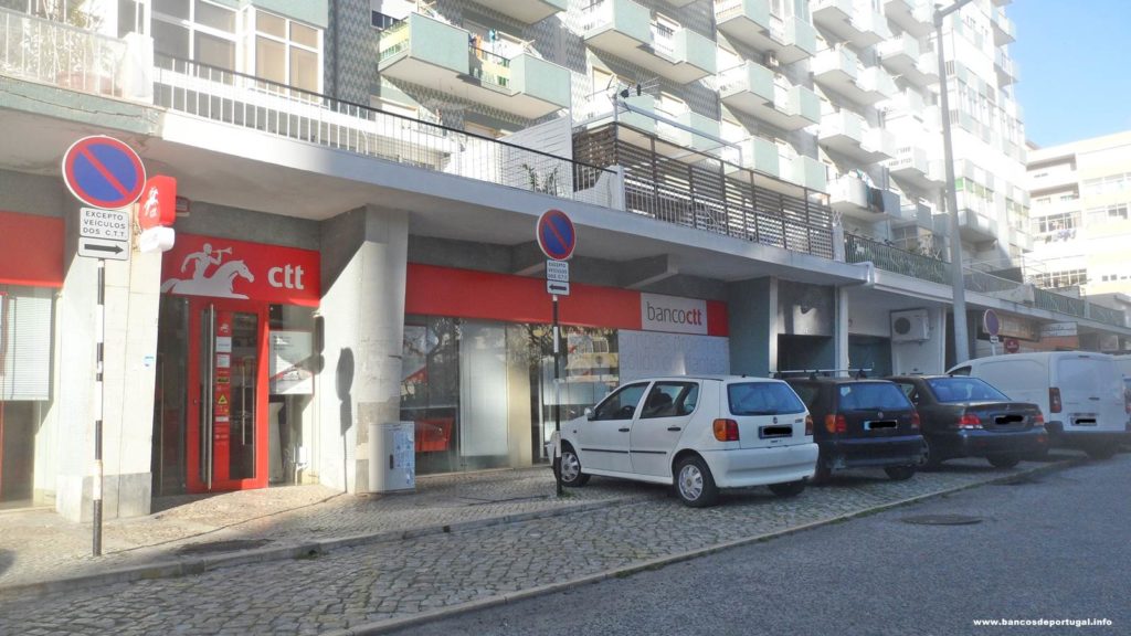 Loja e Banco CTT na Costa da Caparica no concelho de Almada em Portugal