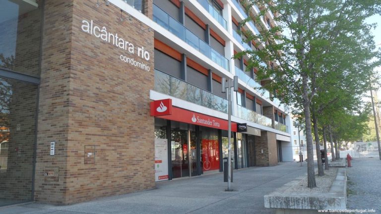 Balcão do Santander Totta em Alcântara na Rua João Oliveira Miguens