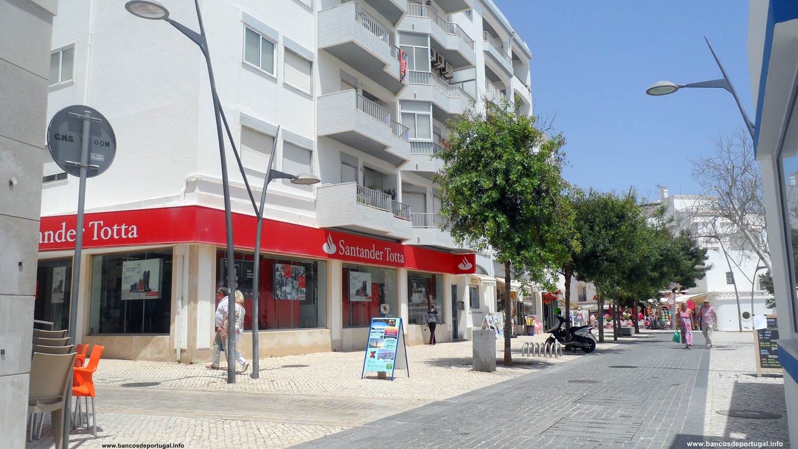 Banco Santander Totta na Rua Dr. Henrique Gomes 4 em Armação de Pêra