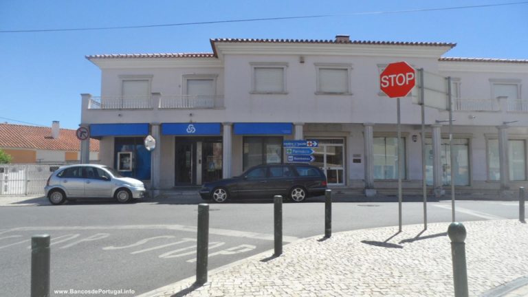 Balcão da CGD em Alcabideche no Largo 5 de Outubro
