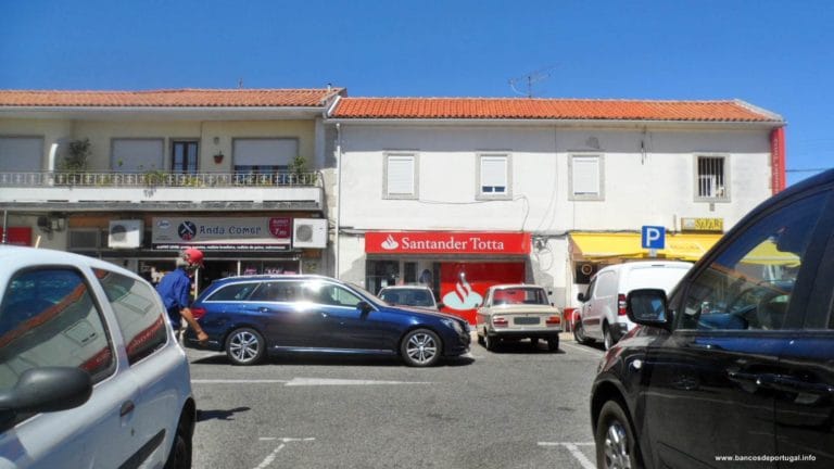 Banco Santander Totta no Largo 5 de Outubro em Alcabideche