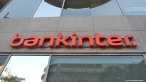 Logo do banco Bankinter na fachada de um balcão
