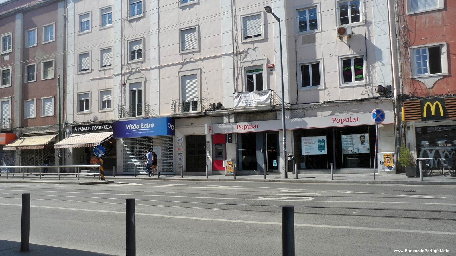 Banco Popular em Algés na Rua Damião de Góis nº 43