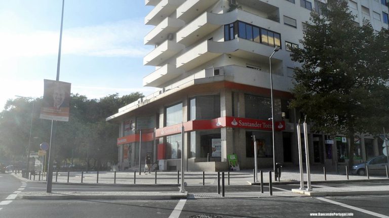 Banco Santander Totta na Estrada de Benfica 422 em Lisboa