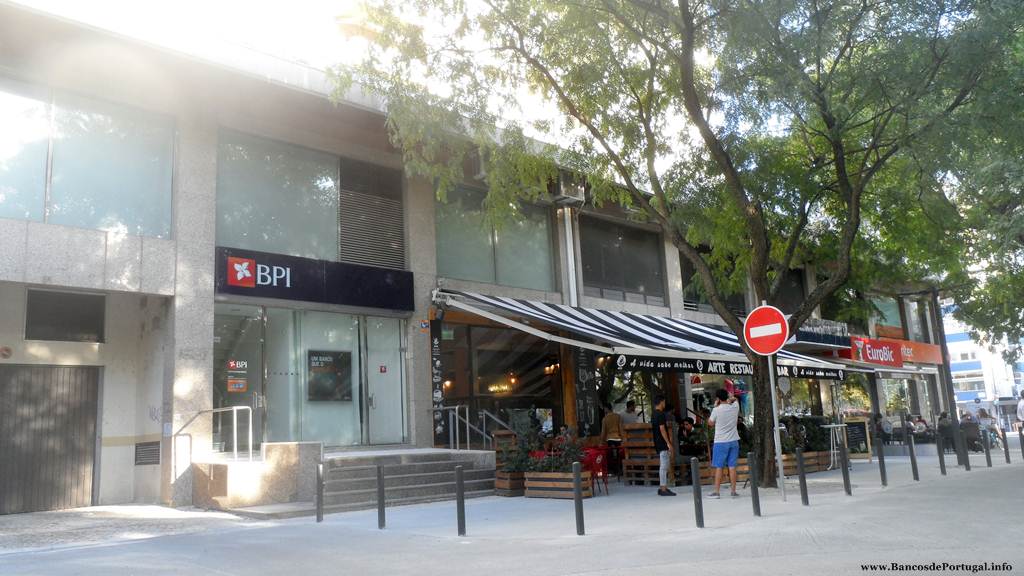 Entrada no BPI pela Alameda Manuel Ricardo Espírito Santo em Benfica