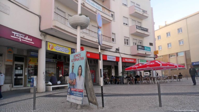 Banco CTT na Praça Movimento das Forças Armadas em Almada