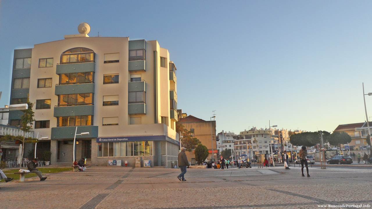 Banco CGD na Praça da Portela 19 no Laranjeiro, concelho de Almada