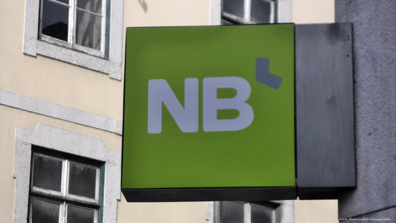 Indicação do Novo Banco no exterior de uma agência no Porto