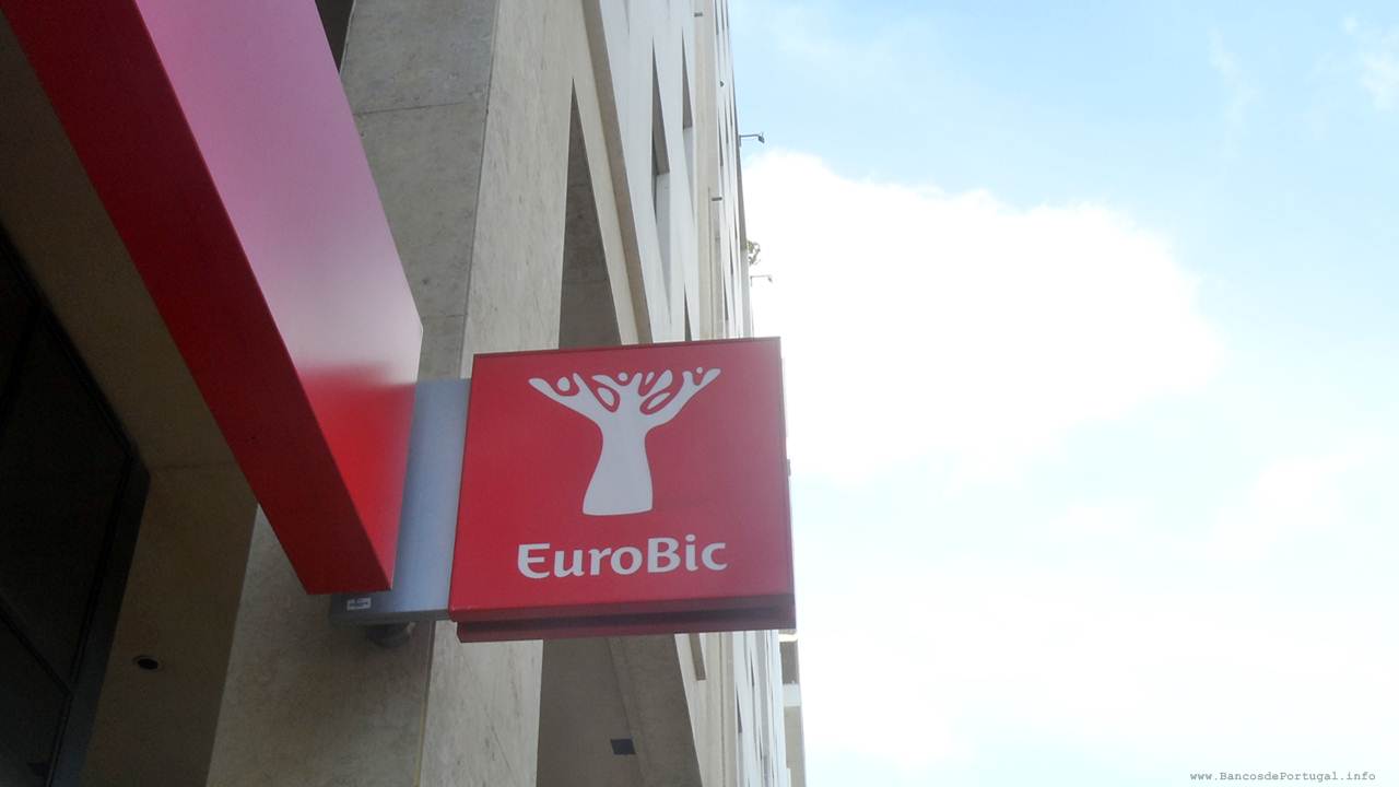 Sinalização de um Balcão do Banco EuroBic na cidade do Porto