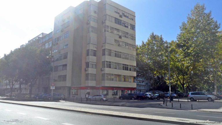 Santander Totta na Alameda das Linhas de Torres 233B no Lumiar em Lisboa