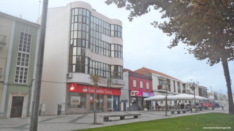 Banco Santander Totta na Av. Alexandre Herculano no Pinhal Novo