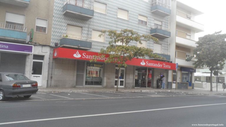 Banco Santander Totta na Baixa da Banheira no concelho da Moita