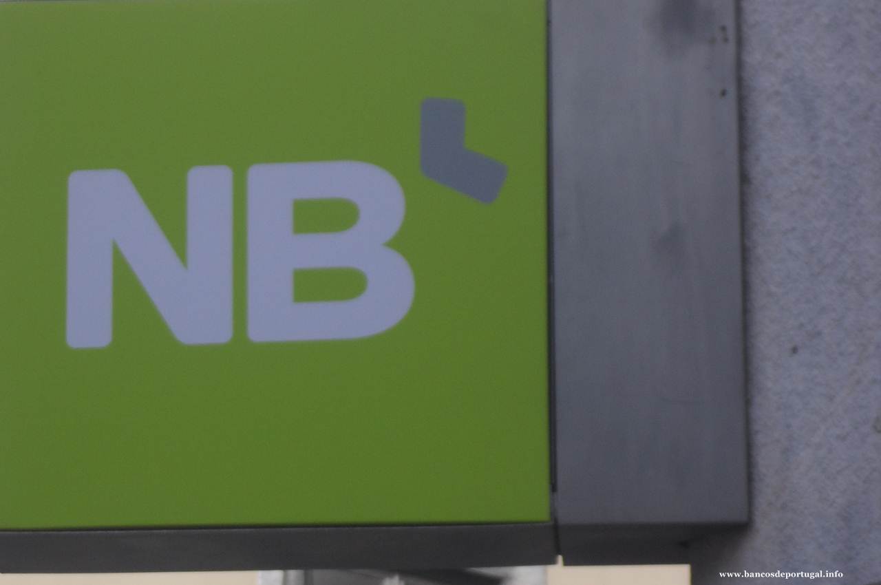 Indicação do Novo Banco no centro da cidade de Portimão