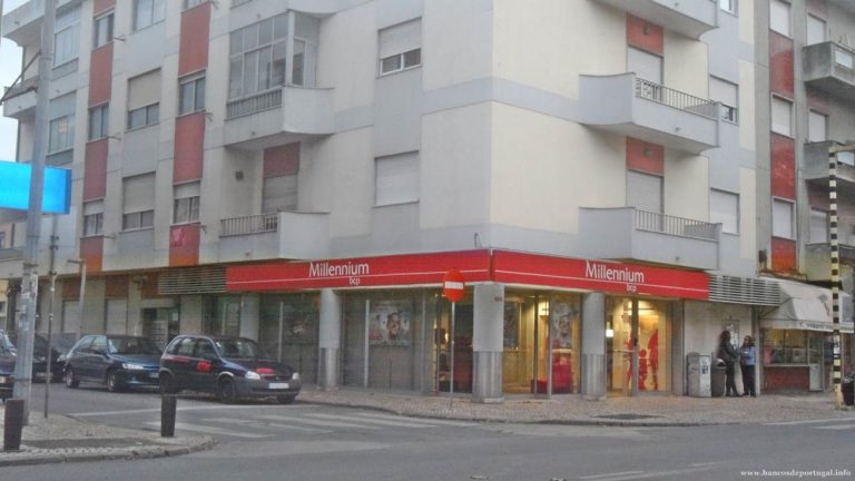 Banco Millennium BCP na Av. Alexandre Herculano 16 no Pinhal Novo