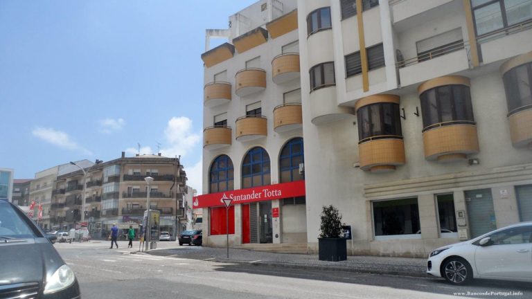 Banco Santander Totta na Av. Manuel Fonseca em Santiago do Cacém