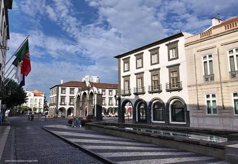 Praça do Município em Ponta Delgada nos Açores onde está a CGD