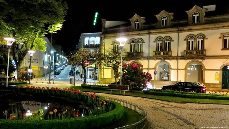 Agência do Novo banco em Viseu vista do Jardim Tomás Ribeiro