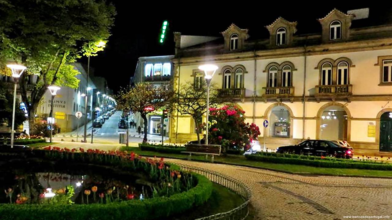 Agência do Novo banco em Viseu vista do Jardim Tomás Ribeiro