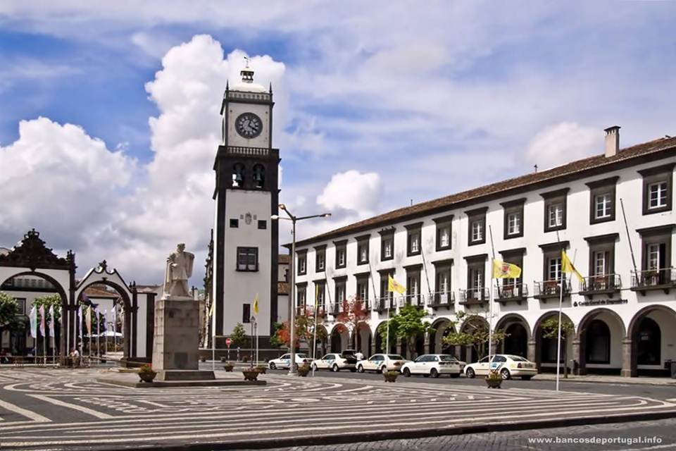 Praça Gonçalo Velho em Ponta Delgada onde está o Banco EuroBic nos Açores