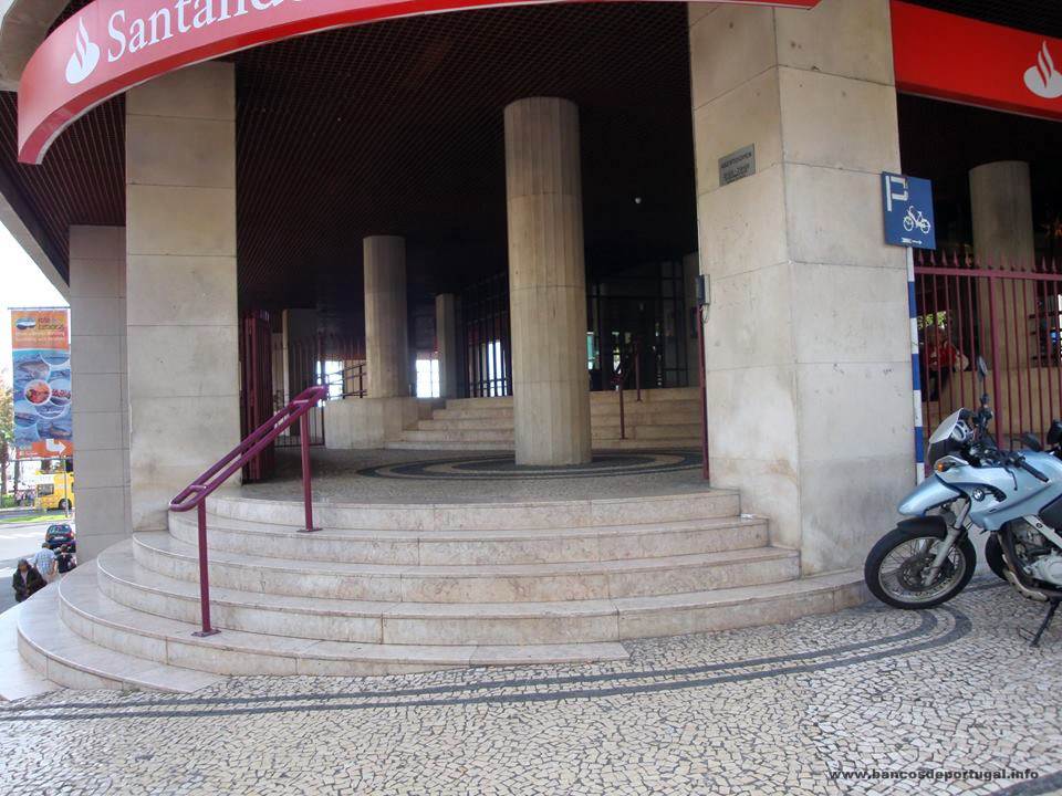 Balcão do banco Santander Funchal Marina na Av. Arriaga