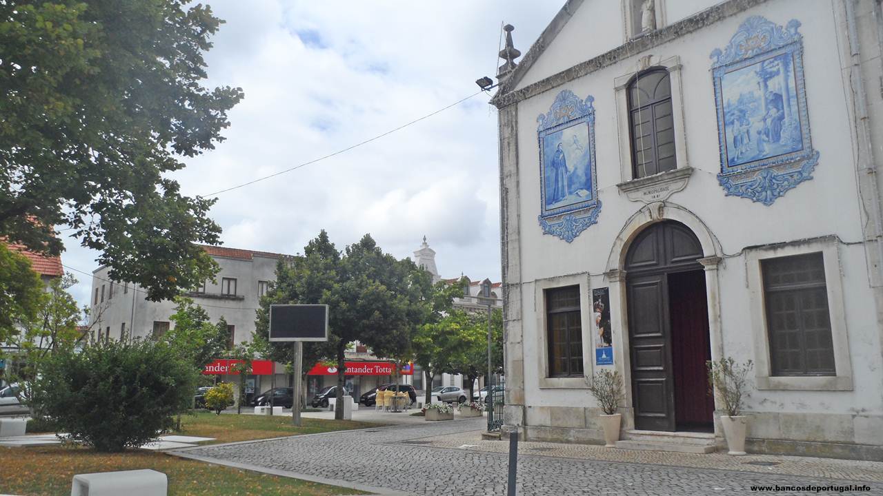 Banco Santander Totta no Largo dos Heróis da Grande Guerra em Estarreja