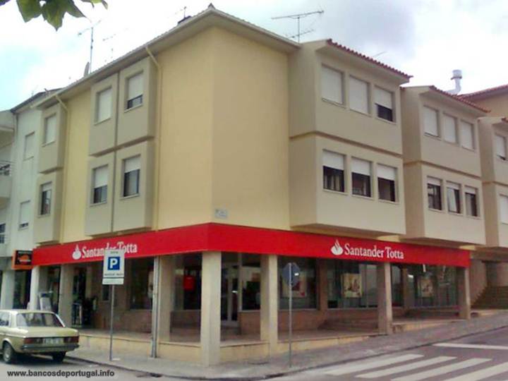 Banco Santander na Alameda D. Domingos Pinho Brandão em Arouca