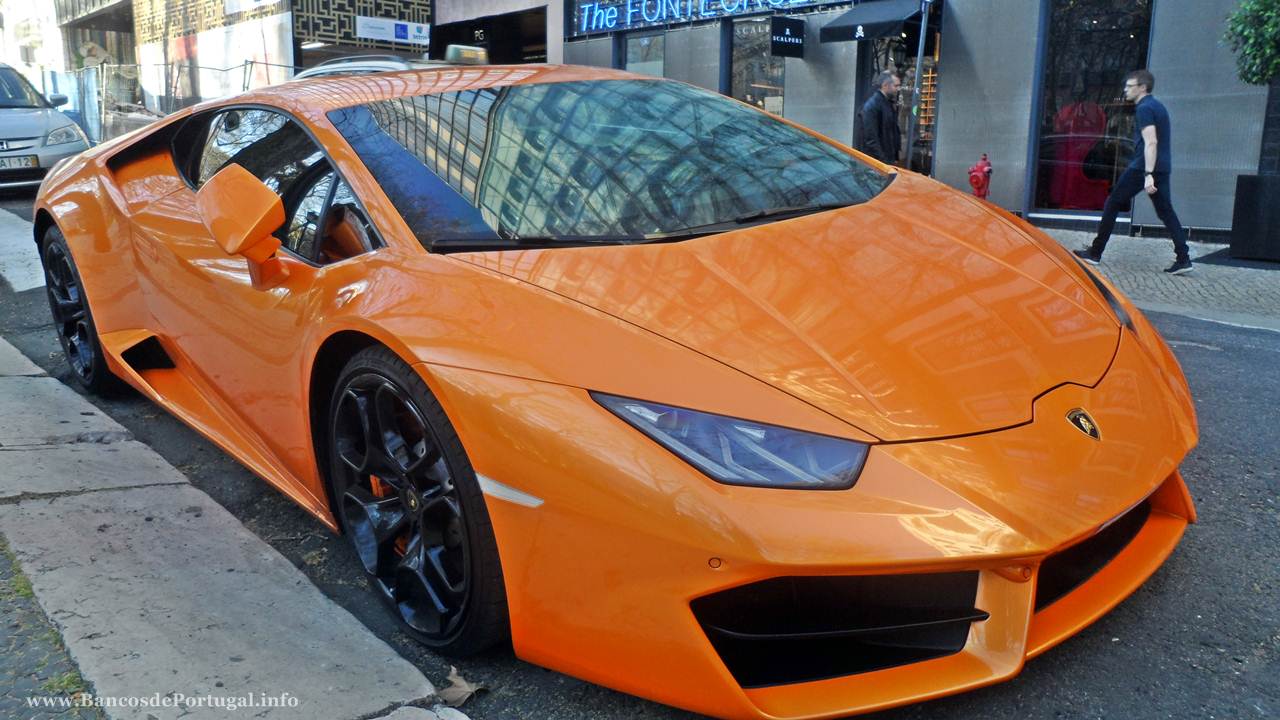 Carro de luxo Lamborghini Huracan visto de frente
