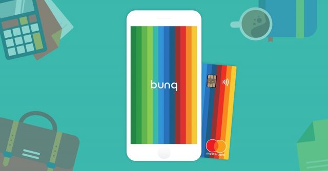 smartphone com o logo do bunq e cartão do banco
