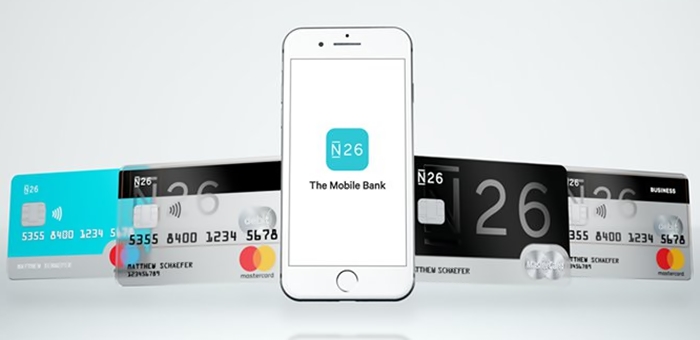 Smartphone com o N26 Bank e cartões de débito do banco