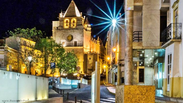 Novo banco na Praça da República em Elvas no Alentejo
