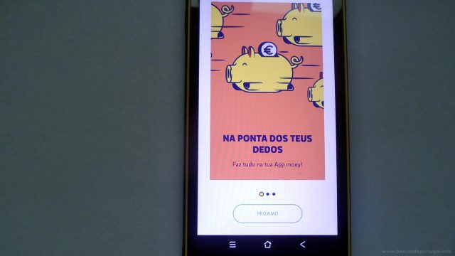 App do banco moey! num smartphone Android