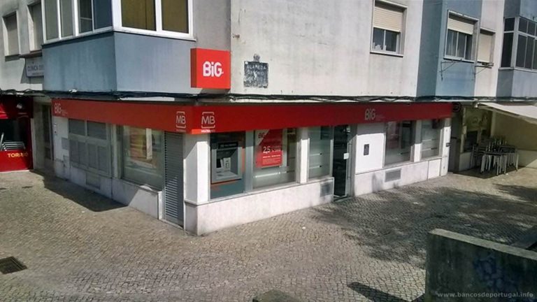 Banco BiG na Alameda António Sérgio em Linda-a-Velha em Portugal