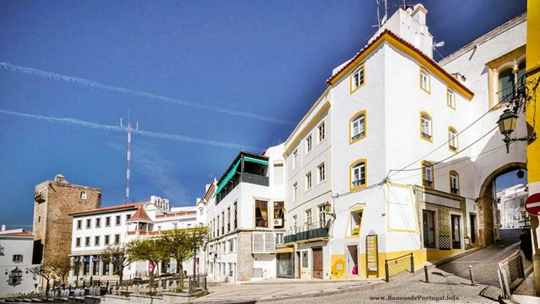 Banco CGD na Rua da Cadeia em Elvas no Alentejo