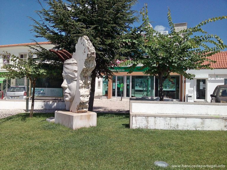 Crédito Agrícola no Largo das Forças Armadas em Alfarim