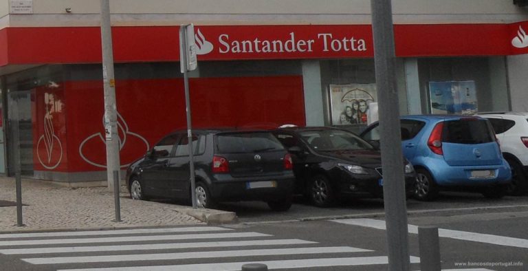 Banco Santander na Informação sobre a Agência do Banco Santander Totta na Rua Primeiro de Dezembro em Paredes
