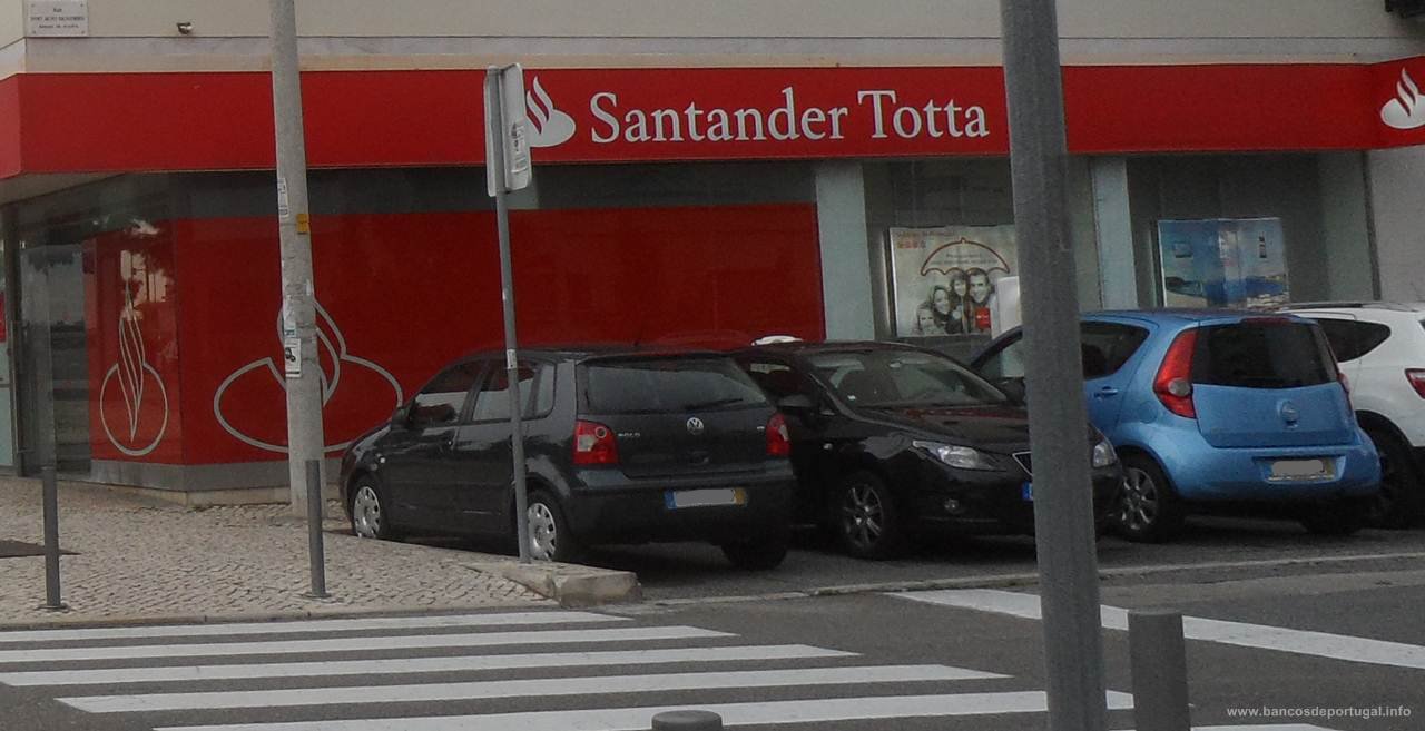 Banco Santander na Rua Primeiro de Dezembro em Paredes