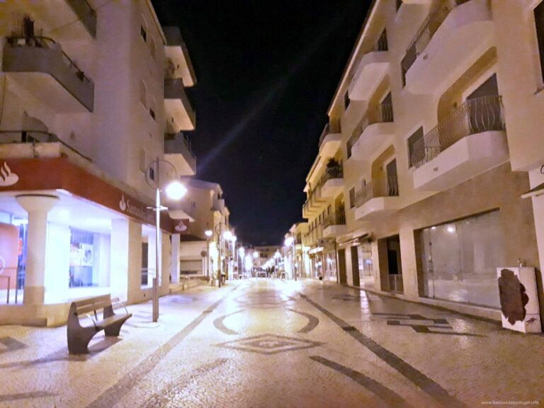 Banco Santander na Rua 25 de Abril na Lagoa Algarve