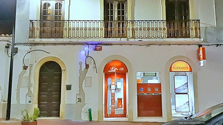 Banco CTT na Rua Coronel Figueiredo na Lagoa no Algarve