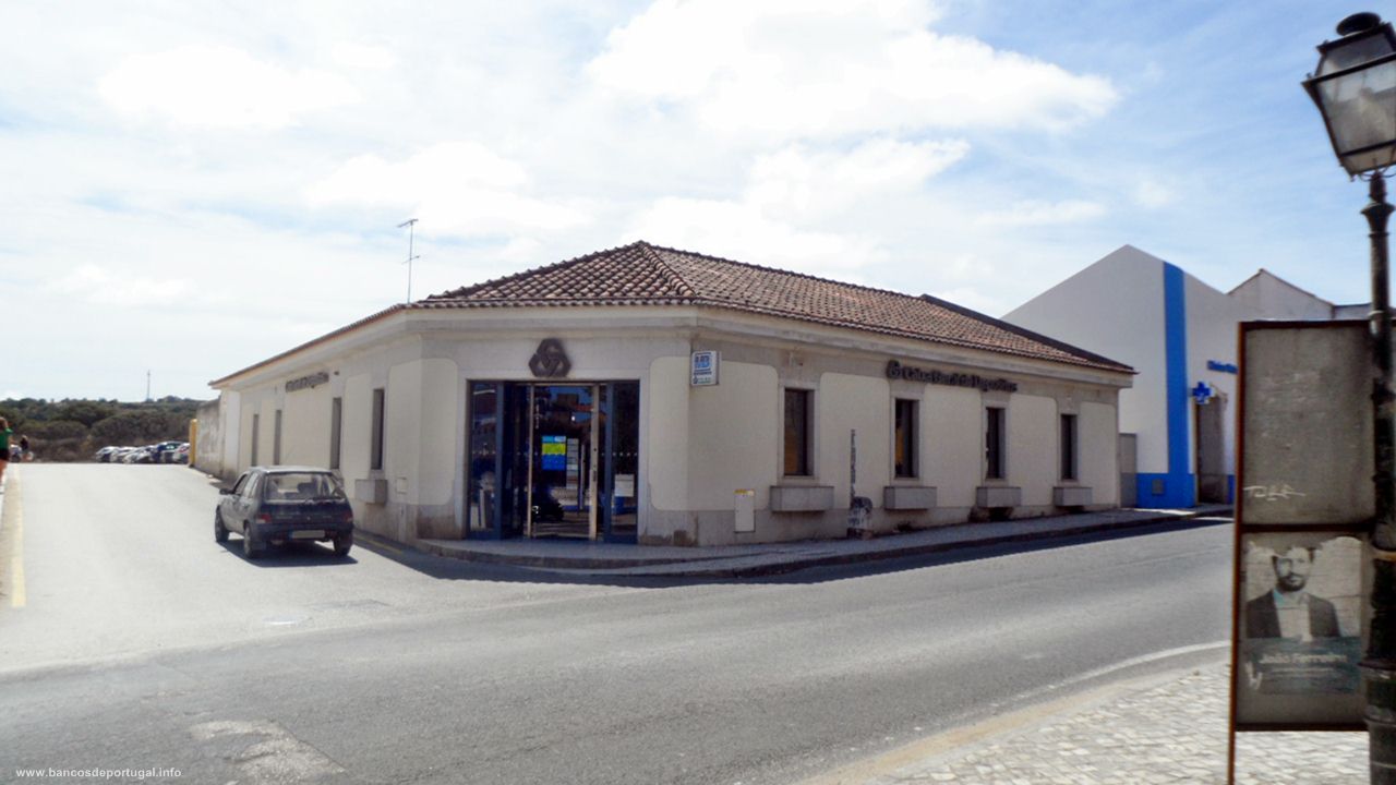 Banco CGD na Estrada Nacional 8 em Óbidos